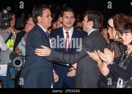 Ed Miliband gewinnt die Führung der Labour-Partei, nachdem er Bruder David in einer dramatischen Abstimmung vor der Parteikonferenz in Manchester, Großbritannien, knapp geschlagen hatte Stockfoto