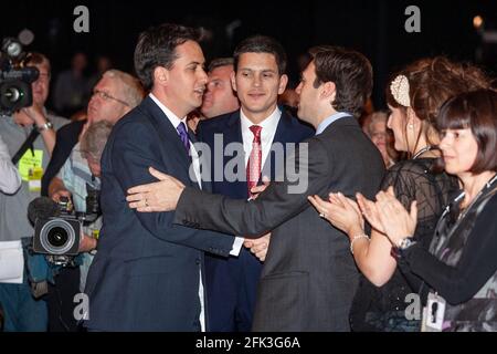 Ed Miliband gewinnt die Führung der Labour-Partei, nachdem er Bruder David in einer dramatischen Abstimmung vor der Parteikonferenz in Manchester, Großbritannien, knapp geschlagen hatte Stockfoto