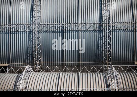 Galvanisierte Metallhangarwände. Lagergebäude. Nahaufnahme mit abstrakter Strukturansicht. Stockfoto