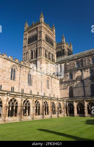 Durham, County Durham, England. Blick über den Kreuzgang Rasen zu den zwei westlichen Türmen der Kathedrale von Durham. Stockfoto