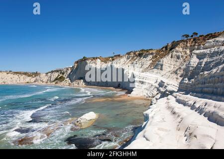 Realmonte, Agrigento, Sizilien, Italien. Blick entlang der Küste von den weißen Kalkfelsen der Scala dei Turchi. Stockfoto