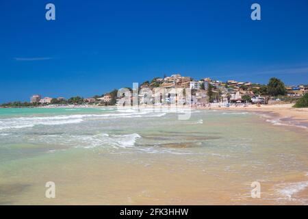 Realmonte, Agrigento, Sizilien, Italien. Blick über die Bucht vom Ufer aus, Wellen brechen vor der Küste. Stockfoto