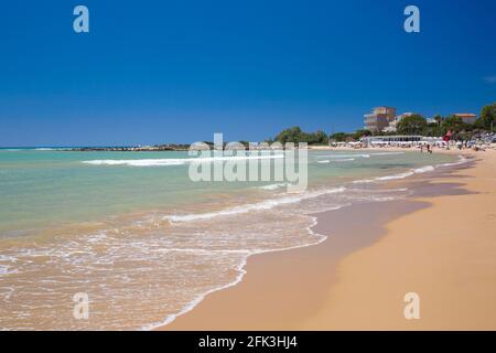 Realmonte, Agrigento, Sizilien, Italien. Blick über die Bucht vom Sandstrand, sanfte Wellen am Ufer. Stockfoto