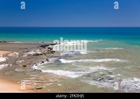 Realmonte, Agrigento, Sizilien, Italien. Blick von der Klippe über die felsige Küste auf das türkisfarbene Wasser des Mittelmeers. Stockfoto