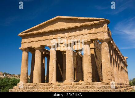 Agrigento, Sizilien, Italien. Westfront des Tempels von Concordia, Tal der Tempel. Stockfoto