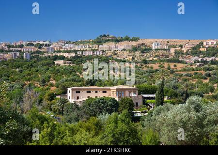 Agrigento, Sizilien, Italien. Blick auf die Stadt durch grüne Landschaft mit Oliven- und Mandelhainen, Tal der Tempel, Hotel Villa Athene prominent. Stockfoto