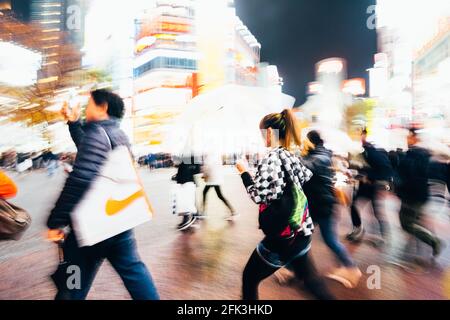 Tokio, Japan - 13. Dezember 2015: Abstraktes Bild der Pendler am Shibuya Crossing in Tokio, Japan. Stockfoto