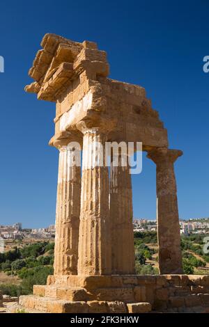 Agrigento, Sizilien, Italien. Rekonstruierte Überreste des Tempels von Castor und Pollux, Tal der Tempel. Stockfoto