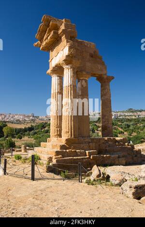 Agrigento, Sizilien, Italien. Rekonstruierte Überreste des Tempels von Castor und Pollux, Tal der Tempel. Stockfoto