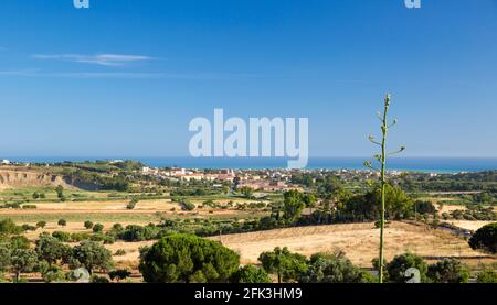 Agrigento, Sizilien, Italien. Blick von der Via Sacra über typisches Ackerland zum Ferienort San Leone, Tal der Tempel. Stockfoto