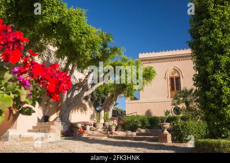 Agrigento, Sizilien, Italien. Farbenfrohe Gärten und eine Terrasse vor der Villa Aurea, Tal der Tempel. Stockfoto