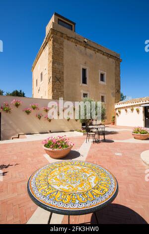 Agrigento, Sizilien, Italien. Blick auf den sonnendurchfluteten Innenhof des historischen Baglio della Luna Boutique-Hotels. Stockfoto