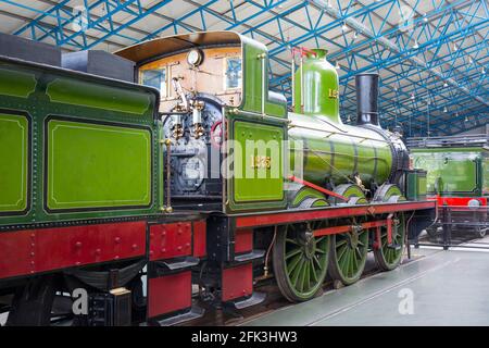 York, North Yorkshire, England. 1874 Lokomotive der Baureihe NER 1001 und Ausschreibung im National Railway Museum. Stockfoto