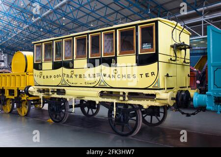 York, North Yorkshire, England. Nachbildung eines alten L&MR-Eisenbahnwagens, Traveller, im National Railway Museum ausgestellt. Stockfoto