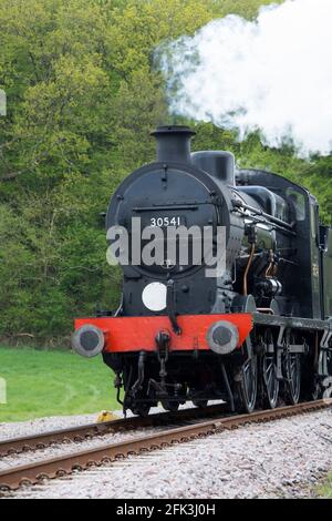 Horsted Keynes, West Sussex, England. 1938 Dampflokomotive der Baureihe SR Q auf der Bluebell Railway. Stockfoto