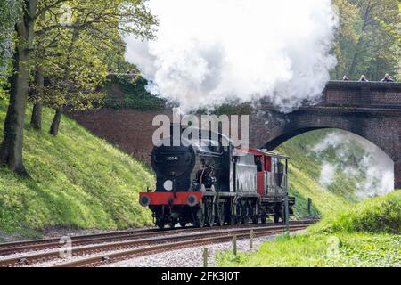 Horsted Keynes, West Sussex, England. 1938 Dampflokomotive der Baureihe SR Q auf der Bluebell Railway. Stockfoto