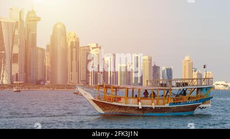 Doha, katar - 15. Januar 2020 : Menschen genießen eine Bootsfahrt in Doha corniche. Selektiver Fokus Stockfoto