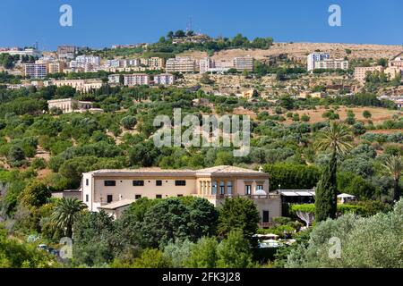 Agrigento, Sizilien, Italien. Blick auf die Stadt durch grüne Landschaft mit Oliven- und Mandelhainen, Tal der Tempel, Hotel Villa Athene prominent. Stockfoto