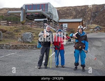 Glencoe, Lochaber, Schottland, Großbritannien. April 2021. Diese Männer reisten von Aberdeen an, um die ruhige Skipiste des Glencoe Mountain Resort zu besuchen und freuten sich, nachdem die Lockdown-Beschränkungen gelockert wurden, ihre Tickets zu kaufen und zum Sessellift zu gelangen, um etwas Ski zu fahren, bevor der verbleibende Schnee von den Berghängen verschwindet. Stockfoto