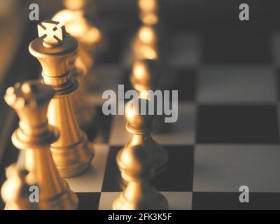 Selektiver Fokus der goldenen Figur des Schachkönigs auf einem Schachbrett Stockfoto