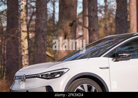 Espoo, Finnland - 15. April 2021: Der brandneue Volkswagen ID.4 auf dem Parkplatz. Der erste elektrische Volkswagen SUV. Stockfoto