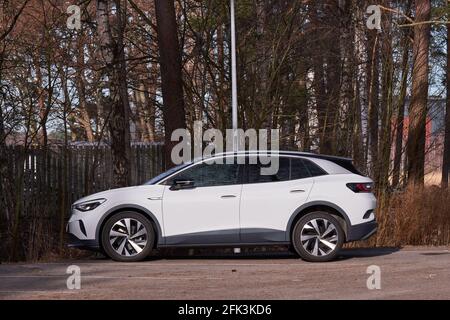 Espoo, Finnland - 15. April 2021: Der brandneue Volkswagen ID.4 auf dem Parkplatz. Der erste elektrische Volkswagen SUV. Stockfoto