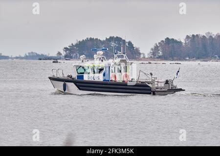 Espoo, Finnland - 27. April 2021: Das Boot der finnischen Polizei bewegt sich in der Ostsee nahe der Küste Stockfoto