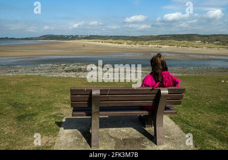 Lady mit Blick über die Mündung des Flusses Ogmore bei Ogmore by Sea an der Glamorgan Heritage Coast, Südwales Stockfoto