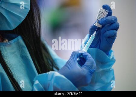 SPANIEN-IMPFUNG-ASTRAZENECA-LA FARGA-HOSPITALET DE LLOBREGAT UND FIRA DE CORNELLÀ. Etwa 1700 Personen wurden täglich mit dem Impfstoff von AstraZeneca geimpft (2500 Personen wurden am 5. April auf dem Campus von La Farga geimpft) Und sie werden die Impfrate beibehalten, bis die Impfstoffserie abgeschlossen ist, und die Impfung wird fortgesetzt, sobald am 7. April 2021 weitere Impfstoffchargen in La Farga, Hospitalet de Llobregat, Spanien, eingegangen sind. © Joan Gosa 2021 Stockfoto