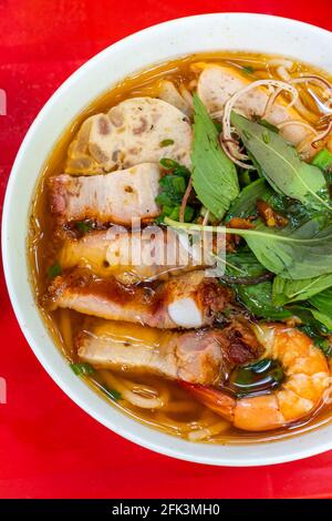 Vietnamesische Küche: Bun Mam, Nudelsuppe mit Fischfond und gebratenem Schweinefleisch Stockfoto