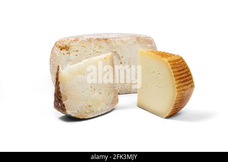 Gemischt aus einem Stück gereiftem Pecorino-Käse und frischem Pecorino mit Käserad auf weißem Hintergrund Stockfoto