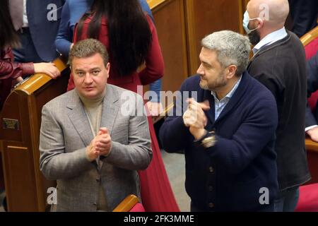 KIEW, UKRAINE - 27. APRIL 2021 - während einer außerordentlichen Sitzung der Werchowna Rada, Kiew, Hauptstadt der Ukraine, werden die Abgeordneten im Sitzungssaal gesehen. Stockfoto