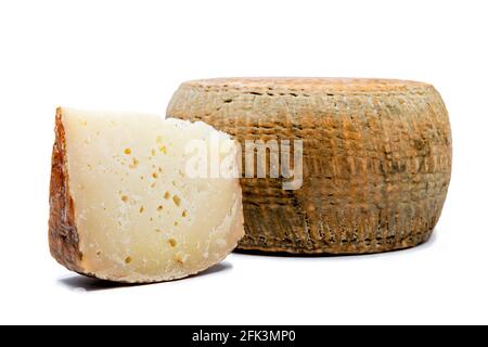 Ein Stück gereiftem Pecorino-Käse mit Käserad auf weißem Hintergrund Stockfoto