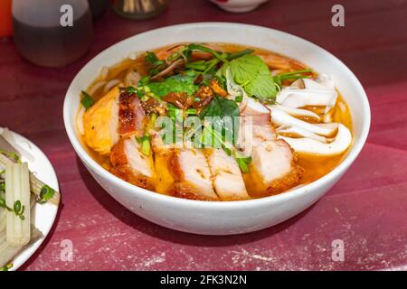 Schüssel mit Vietnam Fisch Stock Meeresfrüchte Nudel serviert mit gerösteten Schweinefleisch Stockfoto