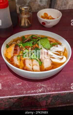 Köstliche vietnamesische Fischbrühe Nudelsuppe, Bun Mam Stockfoto