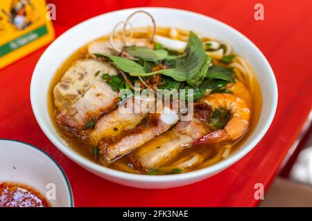 Vietnamesische lokale Straßengerichte - Fischbrühe Nudelsuppe, Bun Mam Stockfoto