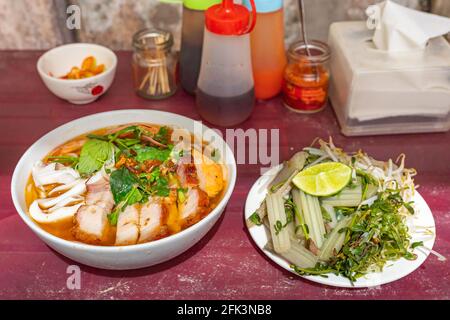 Schüssel mit leckeren vietnamesischen Meeresfrüchten Nudeln Suppe - Bun Mam Stockfoto