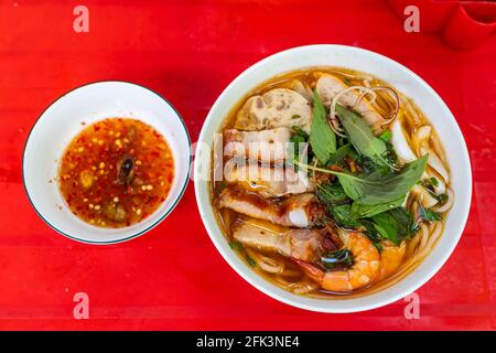 Schüssel mit vietnamesischen Meeresfrüchten und gebratenen Schweinennudeln, Bun Mam Stockfoto