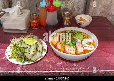 Bun Mam, köstliche vietnamesische Meeresfrüchte-Nudeln Suppe Stockfoto