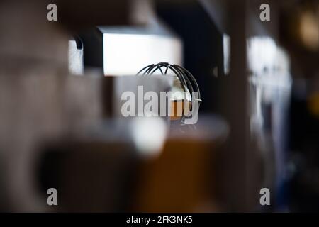 Nahaufnahme des Gaskraftwerks, der Turbinenmaschine. Ölstandsanzeige der Glaskugel. Gelbes Öl, verschwommener Vorder- und Hintergrund. Stockfoto