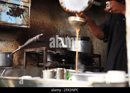 Schmutziges traditionelles Pathan’s Chai Cafe in einem Marktplatz in Karatschi Stockfoto