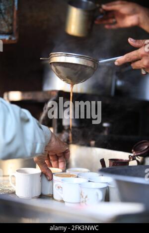 Schmutziges traditionelles Pathan’s Chai Cafe auf einem Marktplatz in Karachi, Pakistan. Diese Art von Chai/Tea Hotels werden normalerweise von Afghanen/Pathans durchgeführt Stockfoto