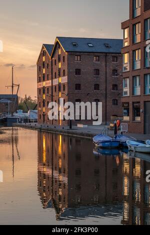 Gloucester Docks am Abend mit Reflexionen von Lagerhäusern Stockfoto