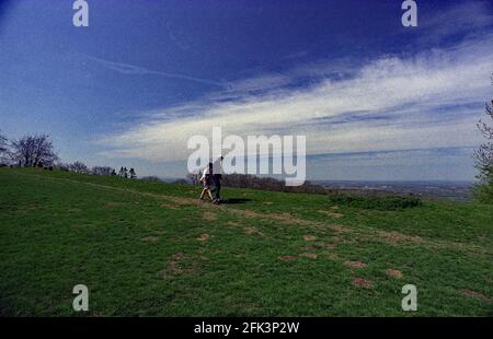 Das Anwesen des National Trust, Dover's Hill, liegt 230 Meter über dem Meeresspiegel und ist ein beliebter Aussichtspunkt für Touristen mit Blick auf das Vale of Evesham. Es gilt als Ort der ursprünglichen englischen Olympischen Spiele. Dover's Hill liegt an der Grenze zum Gebiet von Cotswold mit außergewöhnlicher natürlicher Schönheit und liegt an der nördlichen Cotswold-Steilwand in der Nähe der Stadt Chipping Campden. Die unteren Hänge des Hügels weisen auf die römische Aktivität hin und sind heute mit einheimischen Bäumen wie Sweet Chestnut und Lärche bewaldet. Stockfoto