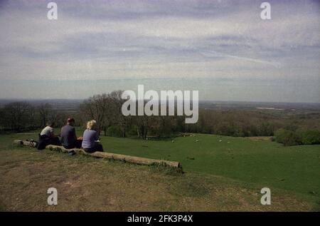 Das Anwesen des National Trust, Dover's Hill, liegt 230 Meter über dem Meeresspiegel und ist ein beliebter Aussichtspunkt für Touristen mit Blick auf das Vale of Evesham. Es gilt als Ort der ursprünglichen englischen Olympischen Spiele. Dover's Hill liegt an der Grenze zum Gebiet von Cotswold mit außergewöhnlicher natürlicher Schönheit und liegt an der nördlichen Cotswold-Steilwand in der Nähe der Stadt Chipping Campden. Die unteren Hänge des Hügels weisen auf die römische Aktivität hin und sind heute mit einheimischen Bäumen wie Sweet Chestnut und Lärche bewaldet. Stockfoto