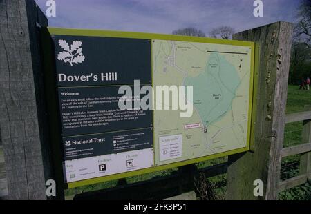 Das Anwesen des National Trust, Dover's Hill, liegt 230 Meter über dem Meeresspiegel und ist ein beliebter Aussichtspunkt für Touristen mit Blick auf das Vale of Evesham. Es gilt als Ort der ursprünglichen englischen Olympischen Spiele. Dover's Hill liegt an der Grenze zum Gebiet von Cotswold mit außergewöhnlicher natürlicher Schönheit und liegt an der nördlichen Cotswold-Steilwand in der Nähe der Stadt Chipping Campden. Die unteren Hänge des Hügels weisen auf die römische Aktivität hin und sind heute mit einheimischen Bäumen wie Sweet Chestnut und Lärche bewaldet. Stockfoto