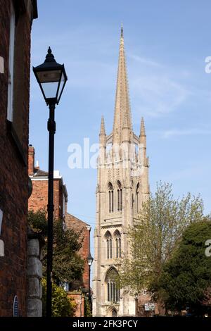 Der Blick entlang Westgate in Richtung St Jame's Church im Zentrum von Louth. Stockfoto