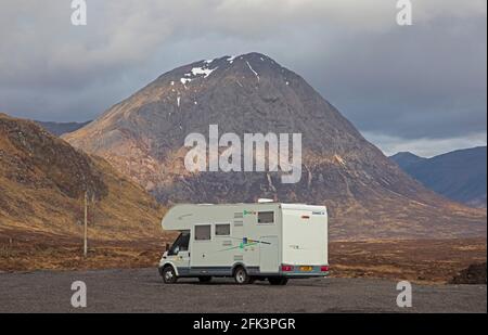 Glencoe, Lochaber, Schottland, Großbritannien. April 2021. Am Vormittag sonnige Zauber in den Highlands, Black Rock Cottage sieht unberührt im sonnigen Rannoch Moor aus. Mehr Wohnmobile und Wohnmobile im Vergleich zu den letzten zwei Tagen. Stockfoto