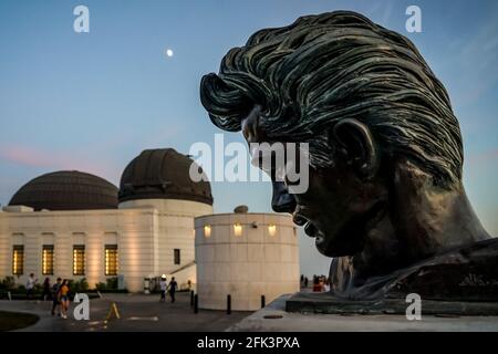 Die Büste von James Dean am Griffith Observatory in Los Angeles mit Blick auf die Abendbesucher Stockfoto