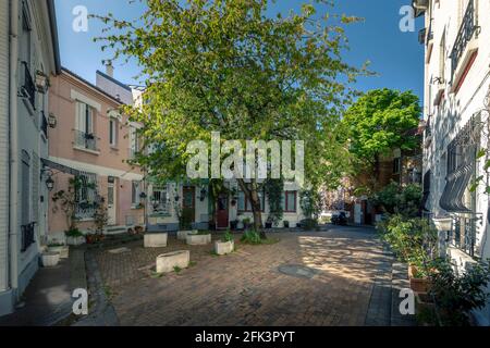 Paris, Frankreich - 26. April 2021: Die florale Stadt (Cité florale) ist ein Wohngebiet im 13. Arrondissement von Paris, Frankreich. Es bildet ein t Stockfoto